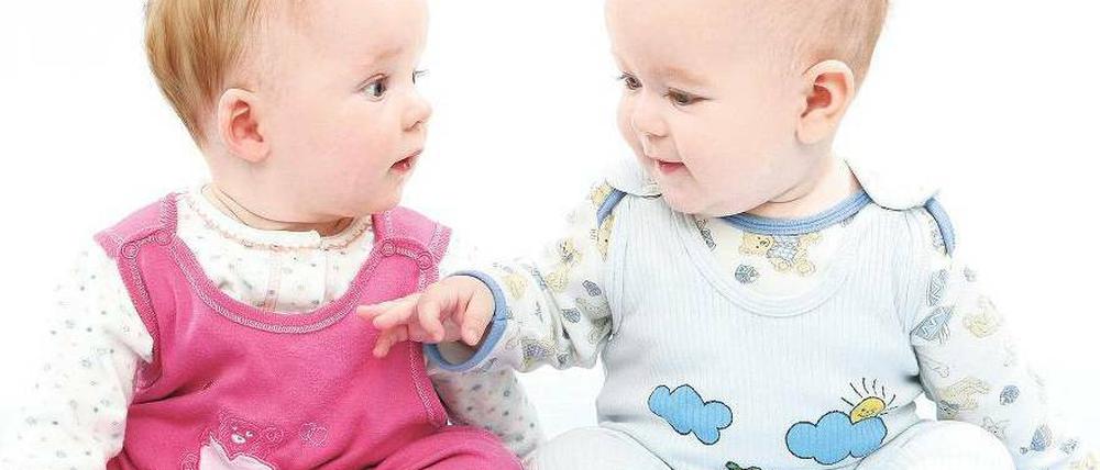 Kulturell geprägt. Babys sind Einflüssen einer Welt ausgesetzt, die gar nicht anders kann, als auf ihre Lebensäußerungen zu reagieren. Die Hirnentwicklung und damit das Verhalten der Kinder wiederum wird von den Rollenklischees der Großen beeinflusst. 