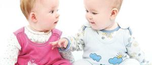 Kulturell geprägt. Babys sind Einflüssen einer Welt ausgesetzt, die gar nicht anders kann, als auf ihre Lebensäußerungen zu reagieren. Die Hirnentwicklung und damit das Verhalten der Kinder wiederum wird von den Rollenklischees der Großen beeinflusst.