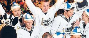 Gruppenbild mit Zebra. Die Handballer des THW Kiel und ihr Maskottchen lassen sich auf dem Rathausbalkon ausgiebig hochleben. Foto: dpa
