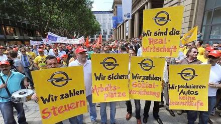Die Opel-Mitarbeiter und die IG Metall wollen Druck ausüben, um Bürgschaften für den Autobauer zu erhalten. 