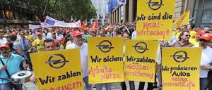 Die Opel-Mitarbeiter und die IG Metall wollen Druck ausüben, um Bürgschaften für den Autobauer zu erhalten.