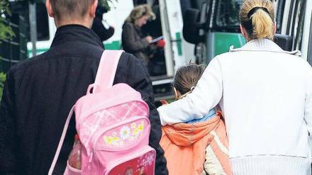 Unter Polizeischutz. So verließen Schüler am Montag die Marzahner Schule. Foto: ddp