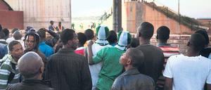 Die Enge am Eingang. Zu viele Fans wollen Nigerias Testspiel sehen. 