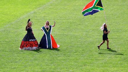 Flaggen flattern für den südafrikanischen Traum. Das Land freut sich auf die erste Fußball-WM auf afrikanischen Boden.
