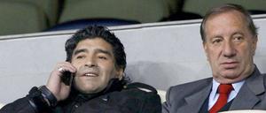1986 gewann Diego Maradona den WM-Titel fast im Alleingang. 24 Jahre später will er sich auch als Trainer unsterblich machen - Carlos Bilardo (r.) hilft dabei.