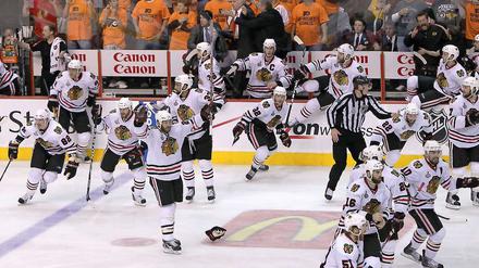 Jubel auf dem Eis, Trauer daneben: Die Chicago Blackhawks gewinnen das sechste Stanley-Cup-Finale 4:3 in Philadelphia und sind erstmals seit 1961 wieder Champion in der NHL.