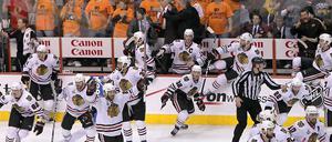 Jubel auf dem Eis, Trauer daneben: Die Chicago Blackhawks gewinnen das sechste Stanley-Cup-Finale 4:3 in Philadelphia und sind erstmals seit 1961 wieder Champion in der NHL.