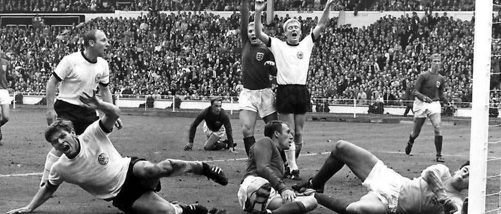 In letzter Sekunde. Wolfgang Weber (links) erzielt das 2:2 uns schickt das Spiel in die Verlängerung.