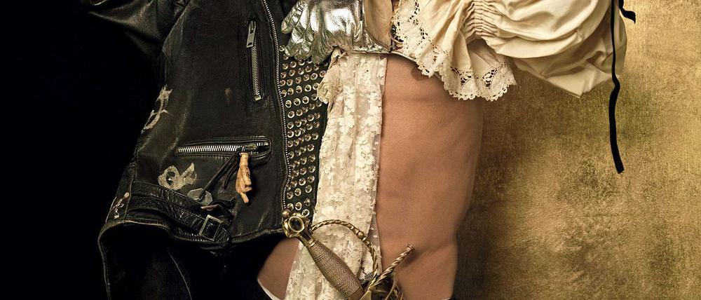Er ist so frei. Don Giovanni mit Lederjacke und Rüschen - mit 25 sind viele nicht so sexy wie Joop mit 65.