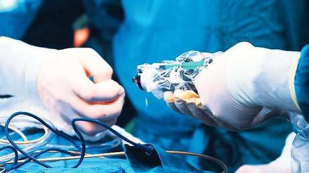 Dienst am Patienten. Niemand will so viel neues Personal einstellen wie die Unternehmen aus dem Bereich Gesundheit und Soziales. 