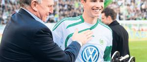 Nah dran. Nicht jeder kommt im Sportbusiness so weit wie Dieter Hoeneß. Nach seiner Fußballerkarriere wurde er PR-Manager beim Computer-Hersteller Commodore, dann Manager des VfB Stuttgart, Generalbevollmächtigter eines TV-Unternehmens und Manager bei Hertha BSC. In diesem Jahr hat er die Geschäftsführung des VfL Wolfsburg übernommen. In dieser Rolle gratuliert er auf dem Foto dem Bundesliga-Torschützenkönig Edin Dzeko, der beim VfL unter Vertrag steht.Foto: Jochen Lübke/dpa