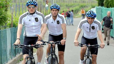 Bastian Schweinsteiger (l.) und Philipp Lahm (r.) vor der WM beim Training hoch zu Rad. Im südafrikanischen Quartier wird zum Ausgleich lieber Tischtennis gespielt - oder Air-Hockey.