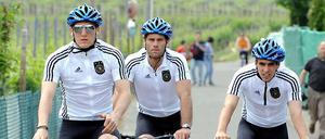 Bastian Schweinsteiger (l.) und Philipp Lahm (r.) vor der WM beim Training hoch zu Rad. Im südafrikanischen Quartier wird zum Ausgleich lieber Tischtennis gespielt - oder Air-Hockey.