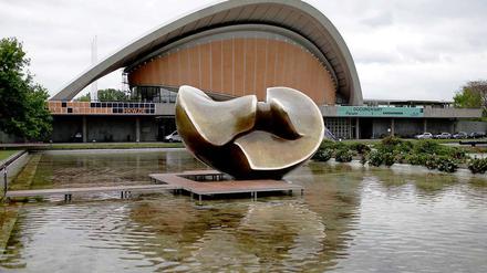 Da ist er wieder: Moores "Butterfly" ist wieder auf den Spiegelteil am Haus der Kulturen der Welt zurückgekehrt.