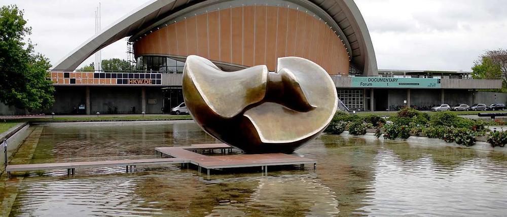 Da ist er wieder: Moores "Butterfly" ist wieder auf den Spiegelteil am Haus der Kulturen der Welt zurückgekehrt.