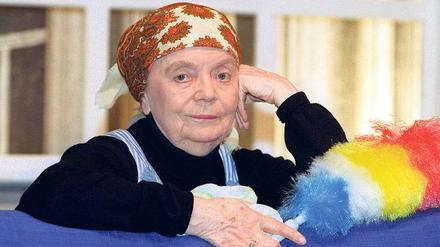 Putzmunter. Heidi Kabel als Sprechstundenhilfe Trude Engel in „Mein ehrlicher Tag“ 1975 im Hamburger St.Pauli Theater. 
