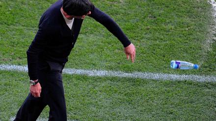 Joachim Löw zwischen untröstlich und fuchsteufelswild.