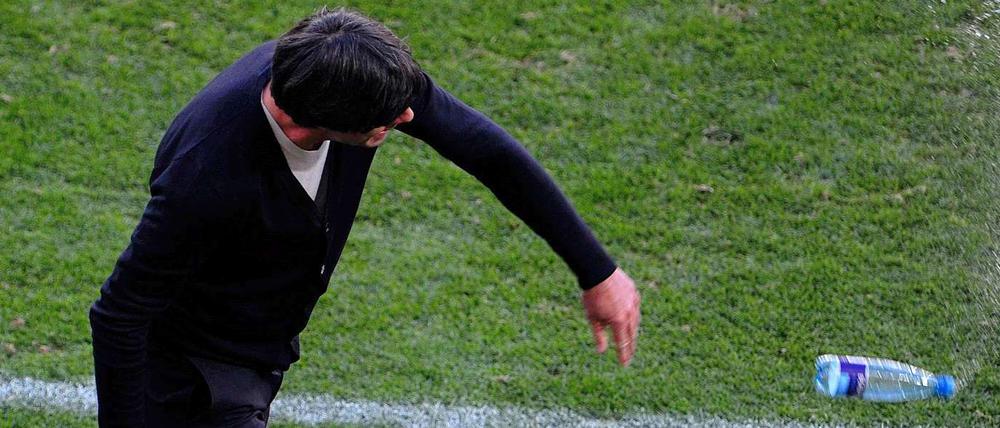 Joachim Löw zwischen untröstlich und fuchsteufelswild.
