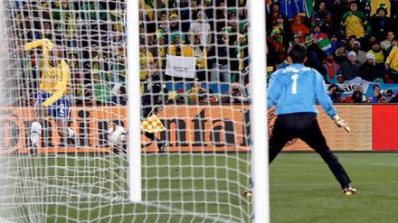 Tor aus unmöglichem Winkel. Maicon zieht fast von der Grundlinie ab und überrascht damit den nordkoreanischen Keeper Ri Myong-Guk. Der Ball geht innen durch und schlägt hinten im langen Eck ein.