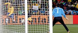 Tor aus unmöglichem Winkel. Maicon zieht fast von der Grundlinie ab und überrascht damit den nordkoreanischen Keeper Ri Myong-Guk. Der Ball geht innen durch und schlägt hinten im langen Eck ein.