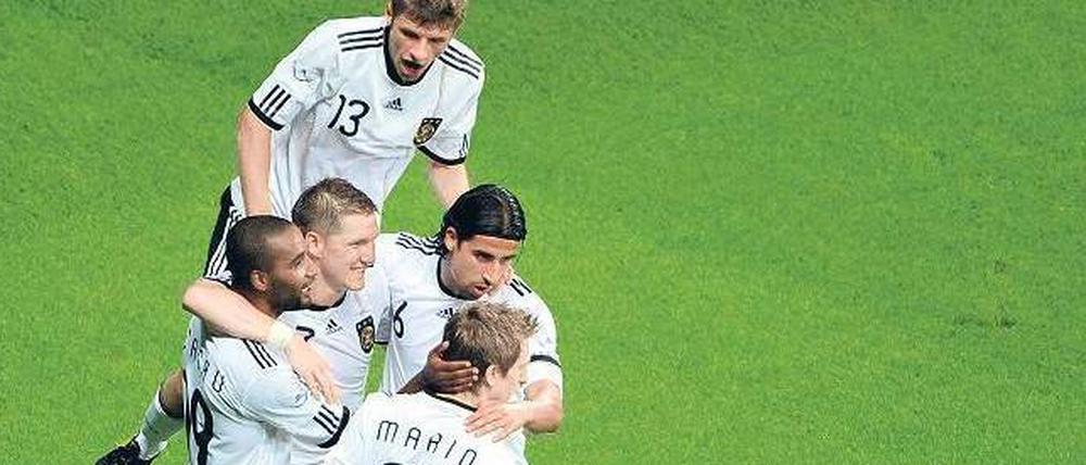 Frische Führungsebene. Cacau, Schweinsteiger, Müller, Khedira und Marin (v. l.) bejubeln das 3:1 gegen Bosnien.