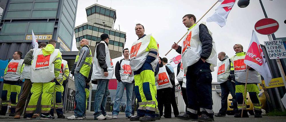 Auf den Berliner Flughäfen hat bereits Ende Mai das Bodenpersonal für bessere Arbeitsbedingungen und einen Tarifvertrag gestreikt. Mitarbeiter demonstrieren hier vor dem Terminal in Tegel.