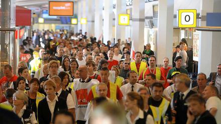 Mitarbeiter des Bodenpersonals demonstrierten am Donnerstag in Tegel. 