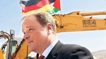 Besuch mit Hindernissen. Bei Nablus im Westjordanland nahm Minister Niebel an der Zeremonie für den Baubeginn einer Kläranlage teil, für die die Bundesregierung knapp 40 Millionen Euro bereitgestellt hat. In den Gazastreifen durfte er aber nicht. 
