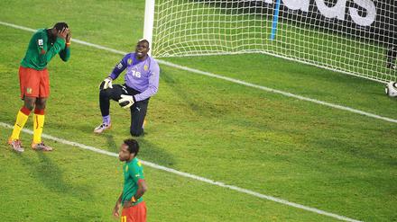 Torwart Souleymanou Hamidou kann es nicht glauben. Kamerun ist ausgeschieden.
