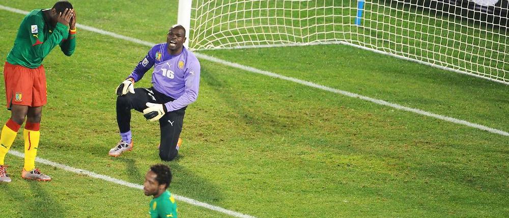 Torwart Souleymanou Hamidou kann es nicht glauben. Kamerun ist ausgeschieden.