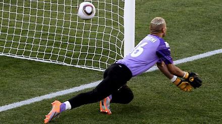 Manche sind Torhüter, mache haben nur Handschuhe an: Im WM-Relegationsspiel gegen Ägypten war Algeriens Nationalkeeper Faouzi Chaouchi noch der Held. Doch mit einem Wisch war alles weg - sowohl die Punkte im ersten Gruppenspiel gegen Slowenien als auch Chaouchis Stammplatz. Im Spiel gegen England wurde er durch Rais M'Bolhi ersetzt. In unserer WM-Galerie ist ihm aber ein Ehrenplatz sicher.