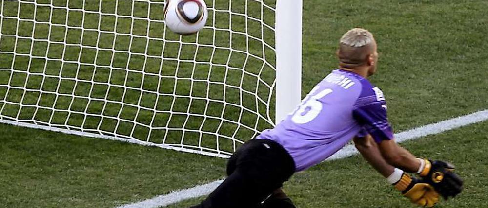 Manche sind Torhüter, mache haben nur Handschuhe an: Im WM-Relegationsspiel gegen Ägypten war Algeriens Nationalkeeper Faouzi Chaouchi noch der Held. Doch mit einem Wisch war alles weg - sowohl die Punkte im ersten Gruppenspiel gegen Slowenien als auch Chaouchis Stammplatz. Im Spiel gegen England wurde er durch Rais M'Bolhi ersetzt. In unserer WM-Galerie ist ihm aber ein Ehrenplatz sicher. 