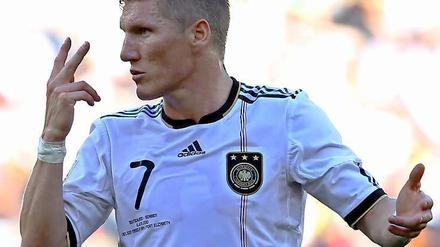 Den Schiedsrichter im Visier. Bastian Schweinsteiger ist nicht einverstanden.