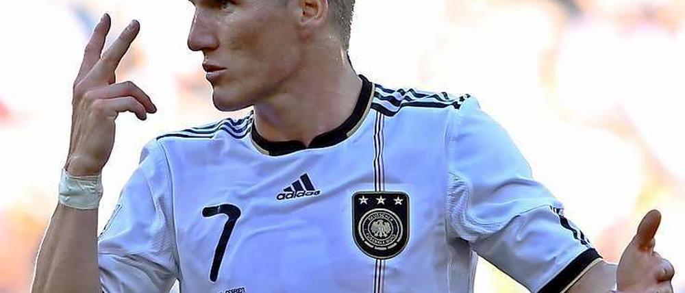 Den Schiedsrichter im Visier. Bastian Schweinsteiger ist nicht einverstanden.