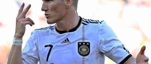 Den Schiedsrichter im Visier. Bastian Schweinsteiger ist nicht einverstanden.