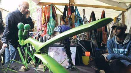 Kunst aus Kreuzkölln. Für die Standplätze auf dem neuen Flohmarkt am Maybachufer gibt es schon eine Warteliste. Foto: Uwe Steinert