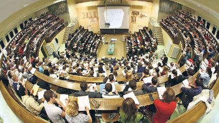 Lernlust. In der Hauptstadt gibt es vielfältige Möglichkeiten, in den Sommermonaten sein Wissen zu vertiefen, ob als Berliner oder ausländischer Student. Das Angebot ist groß, von Geschichte, Naturwissenschaften, Literatur über Metropolitan Studies. Fotos: Thilo Rückeis, dpa, Mike Wolff
