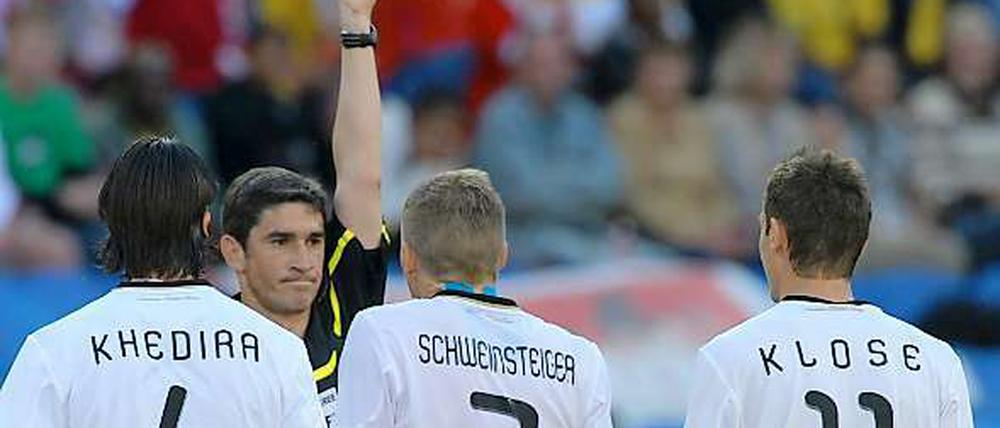 Umstrittene Entscheidung: Die rote Karte gegen Klose im Spiel gegen Serbien.