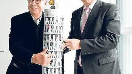 Heldenzeit. Klaus Wowereit und Dieter Kosslick vorm Siegessäulen-Modell. Foto: dpa