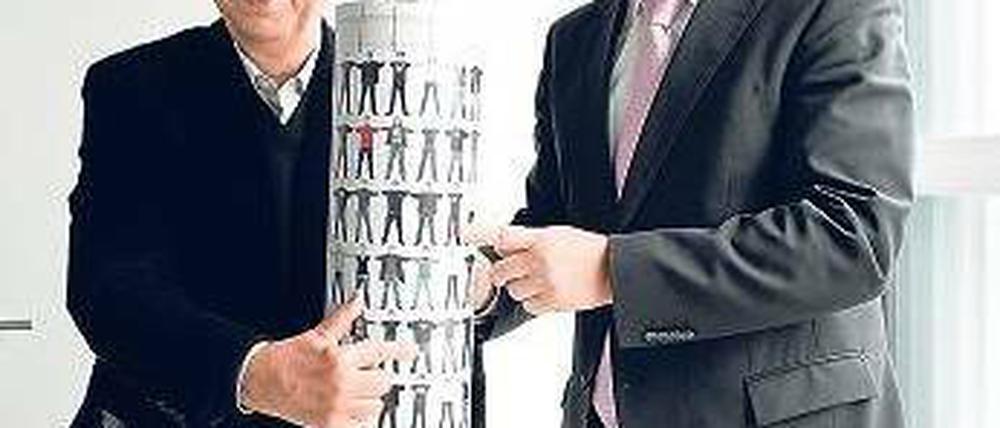 Heldenzeit. Klaus Wowereit und Dieter Kosslick vorm Siegessäulen-Modell. Foto: dpa