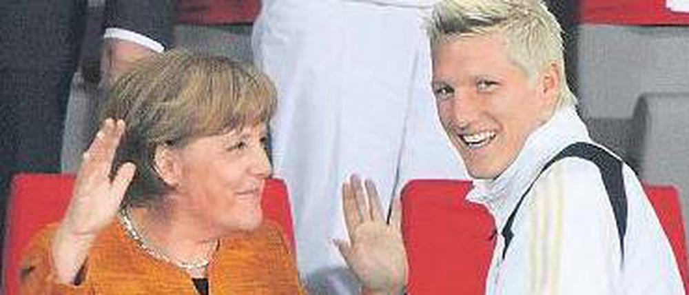 Zwei kommen sich näher. 2008 begann die zarte Romanze zwischen Merkel und Schweinsteiger.
