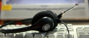 Es gibt viele Gründe, warum man in der Warteschleife hängen bleibt. Das Problem: Bisher trägt meist der Kunde die Kosten für die Trödelei.