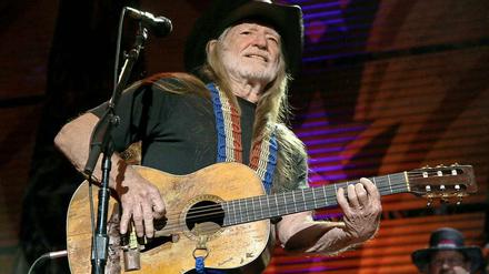 Bewegender Sänger mit geschundener Gitarre: Willie Nelson.