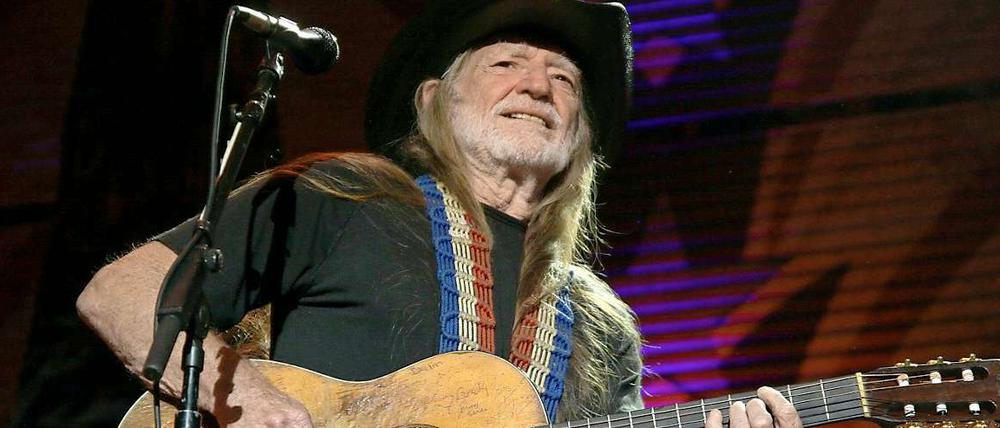 Bewegender Sänger mit geschundener Gitarre: Willie Nelson.