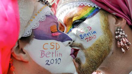 Bunt verliebt. Am Samstag nehmen wieder tausende Teilnehmer und Partygäste an der schwul-lesbischen Christopher-Street-Day-Parade teil, die durch die City West zum Brandenburger Tor zieht. Unter dem Motto "Normal ist anders!" demonstrieren Schwule, Lesben und Transsexuelle für gleiche Rechte.