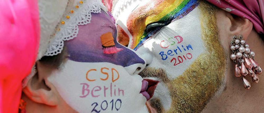 Bunt verliebt. Am Samstag nehmen wieder tausende Teilnehmer und Partygäste an der schwul-lesbischen Christopher-Street-Day-Parade teil, die durch die City West zum Brandenburger Tor zieht. Unter dem Motto "Normal ist anders!" demonstrieren Schwule, Lesben und Transsexuelle für gleiche Rechte.