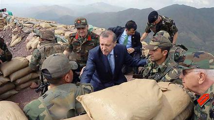 Im Krisengebiet. Türkeis Premier Recep Erdogan bei einem Truppenbesuch.