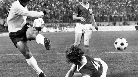 Selbst der Bomber kommt nicht durch. Die DDR gewinnt 1:0.