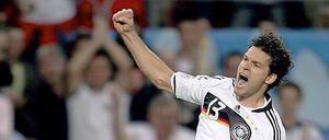 Wir müssen nur wollen. Einen Anführer wie Michael Ballack (hier 2008 nach einem Freistoßtor gegen Österreich) könnte die deutsche Nationalmannschaft gut brauchen.