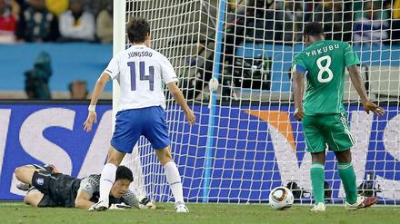 Yakubu bewirbt sich in dieser Szene für den Frank-Mill-Gedächtnispreis: Völlig frei schiebt er den Ball aus vier Metern am leeren Tor vorbei.